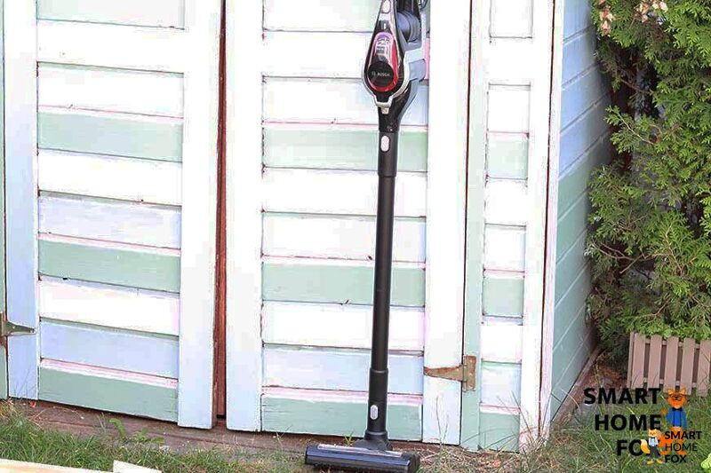 Bosch Akkustaubsauger steht vor der Gartenhütte